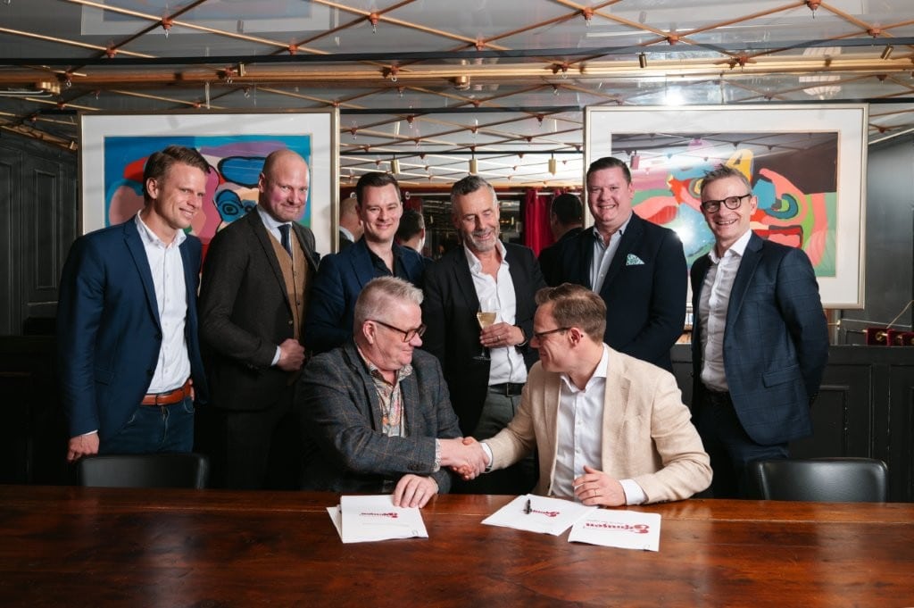 Skousen Kökscentrum signing partnership agreement